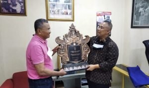 Dahlan Iskan Terima Karya Sastra Ayat Bhuwana