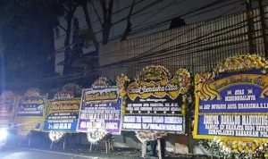 Karangan bunga ucapan belasungkawa memenuhi sekitar rumah duka jenazah Putra Gubernur Kalimantan Utara Zainal Arifin Paliwang, yakni Ajun Komisaris Polisi (AKP) Novandi Arya Kharizma di Jalan Duren Bangka, Pancoran, Jakarta Selatan, Selasa 8 Februari 2022 malam. (Foto: ANTARA/Sihol Hasugian)